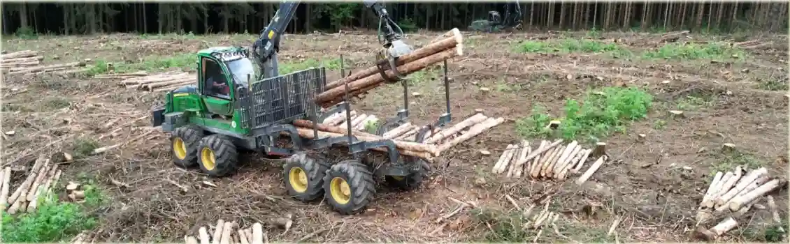 metsamaterjali kokkuveotraktor t&ouml;&ouml;tamas raielangil